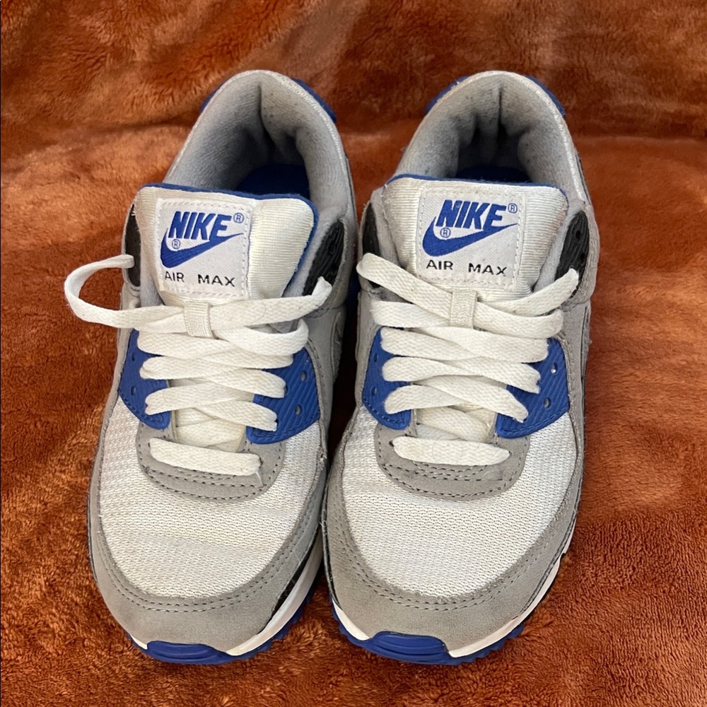 Women’s size 6 Nike Air Max Sneakers in White, grey and Blue